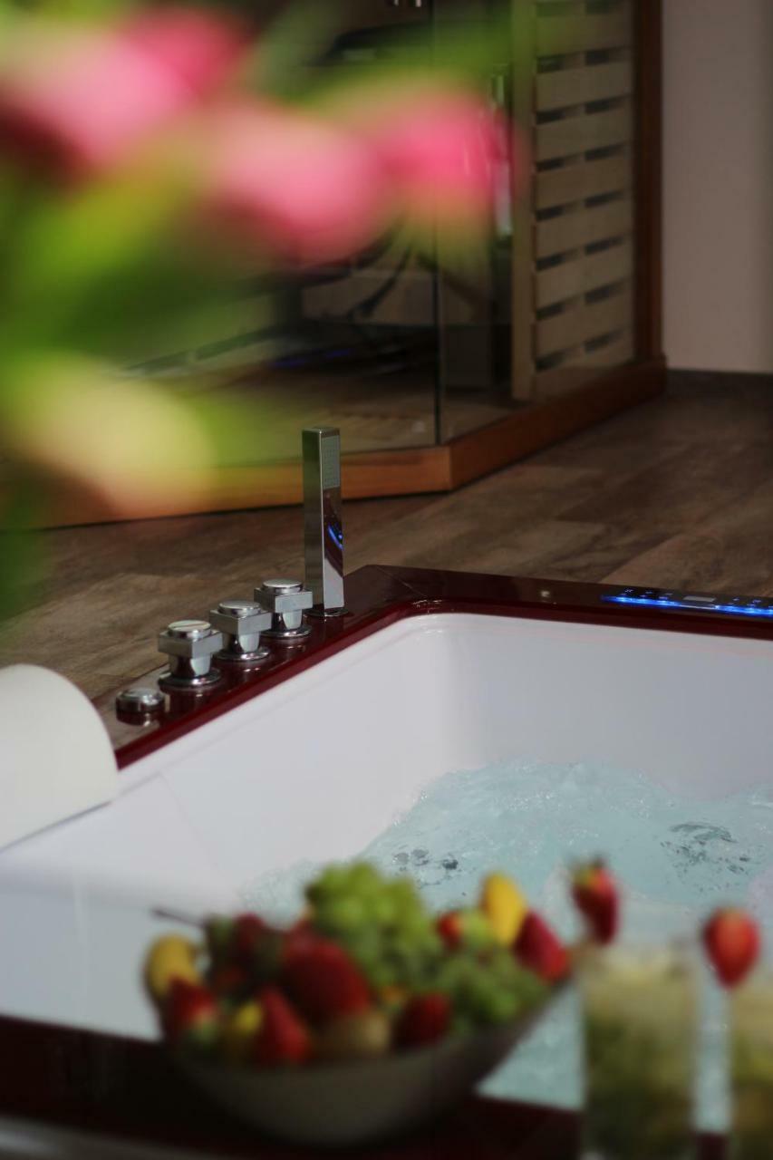 Romanticky Wellness Suite Hotel Heinz Dobris Kültér fotó