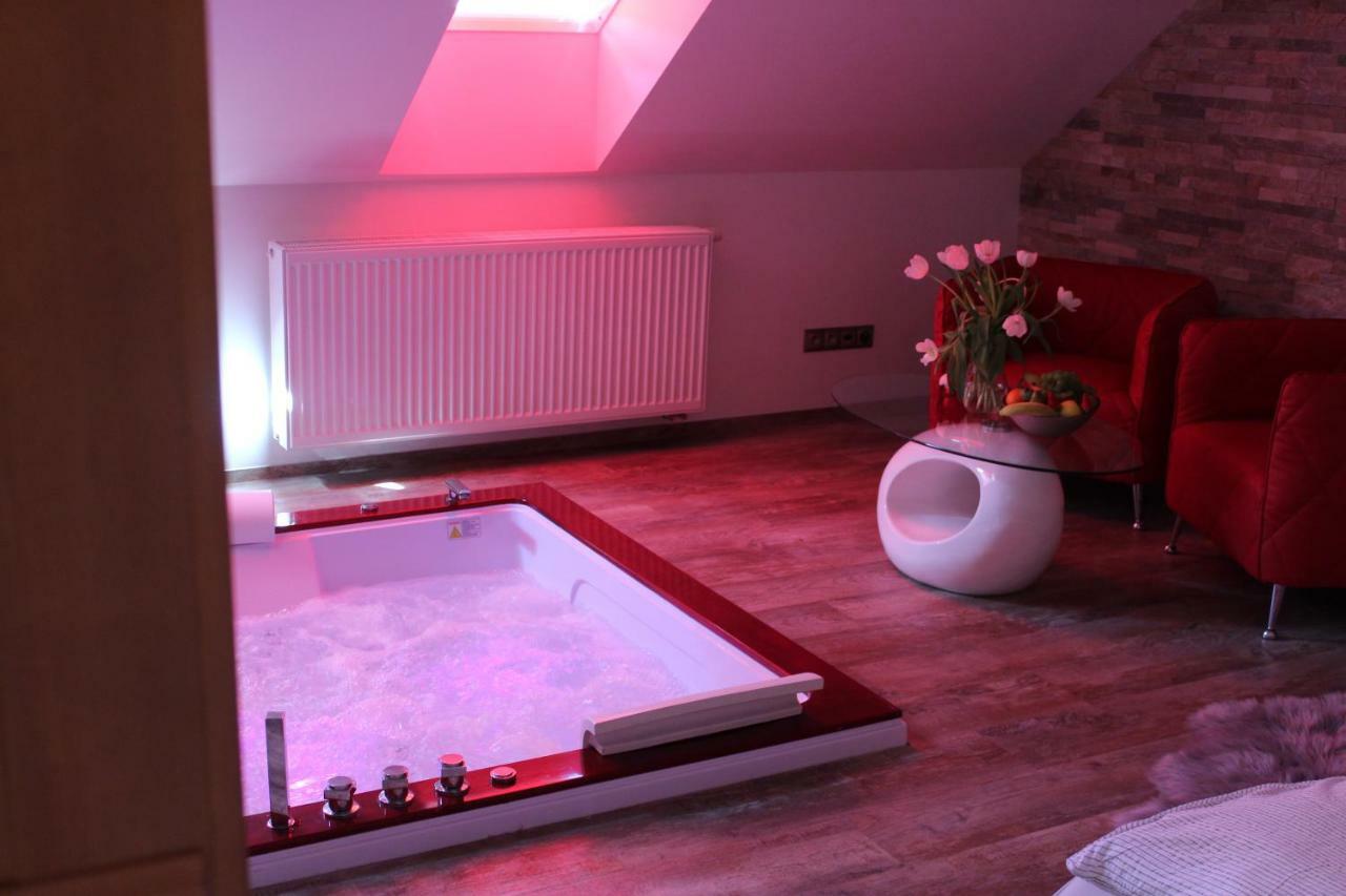 Romanticky Wellness Suite Hotel Heinz Dobris Kültér fotó